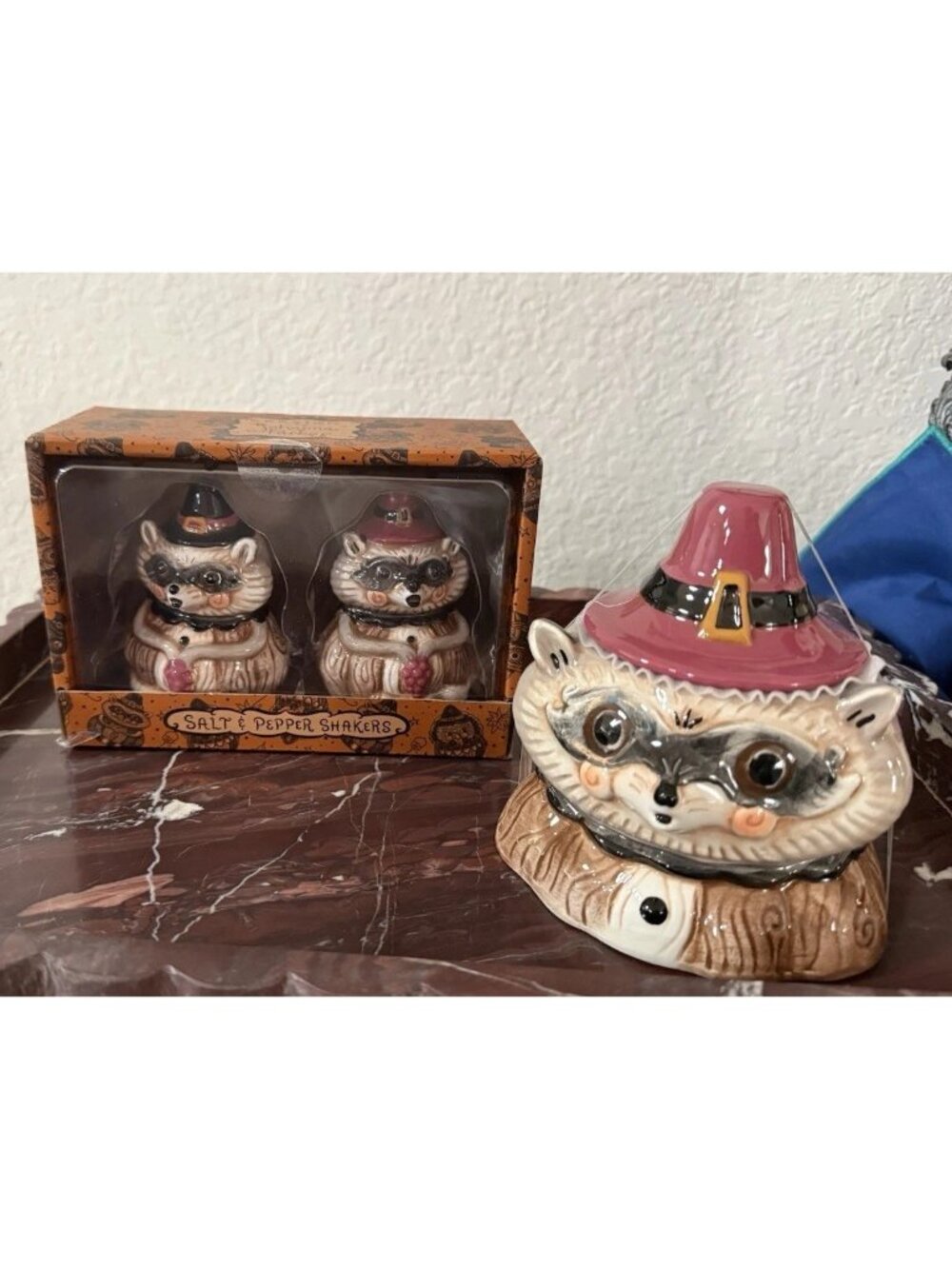 Johanna Parker Thanksgiving Pilgrim Sm Raccoon Jar Salt Pepper Shakers Set Table